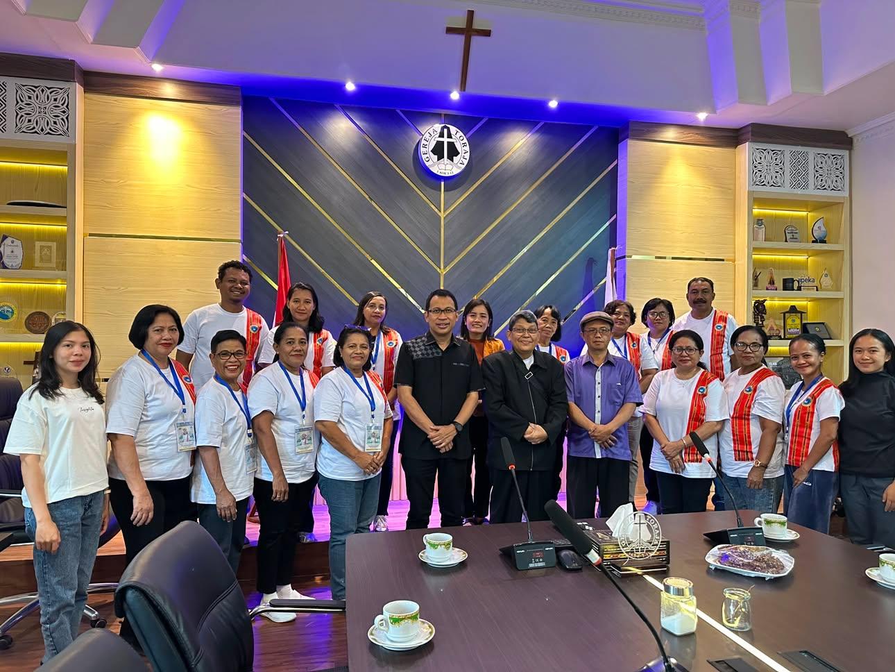 Terima Kunjungan Persekutuan Wanita GPI Papua, Ketum BPS Gereja Toraja Tekankan Transformasi Masyarakat Lewat Pendidikan