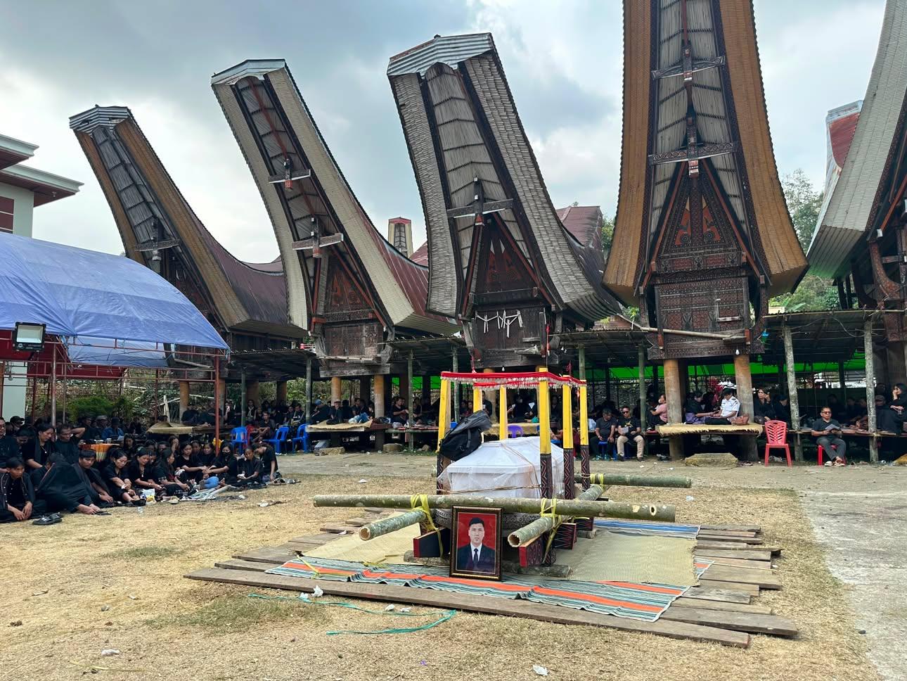 Pimpin Ibadah Pemakaman Alm. Aris Sanda di Tampan Bonga, Ketum BPS Gereja Toraja Sampaikan Pesan Pengharapan