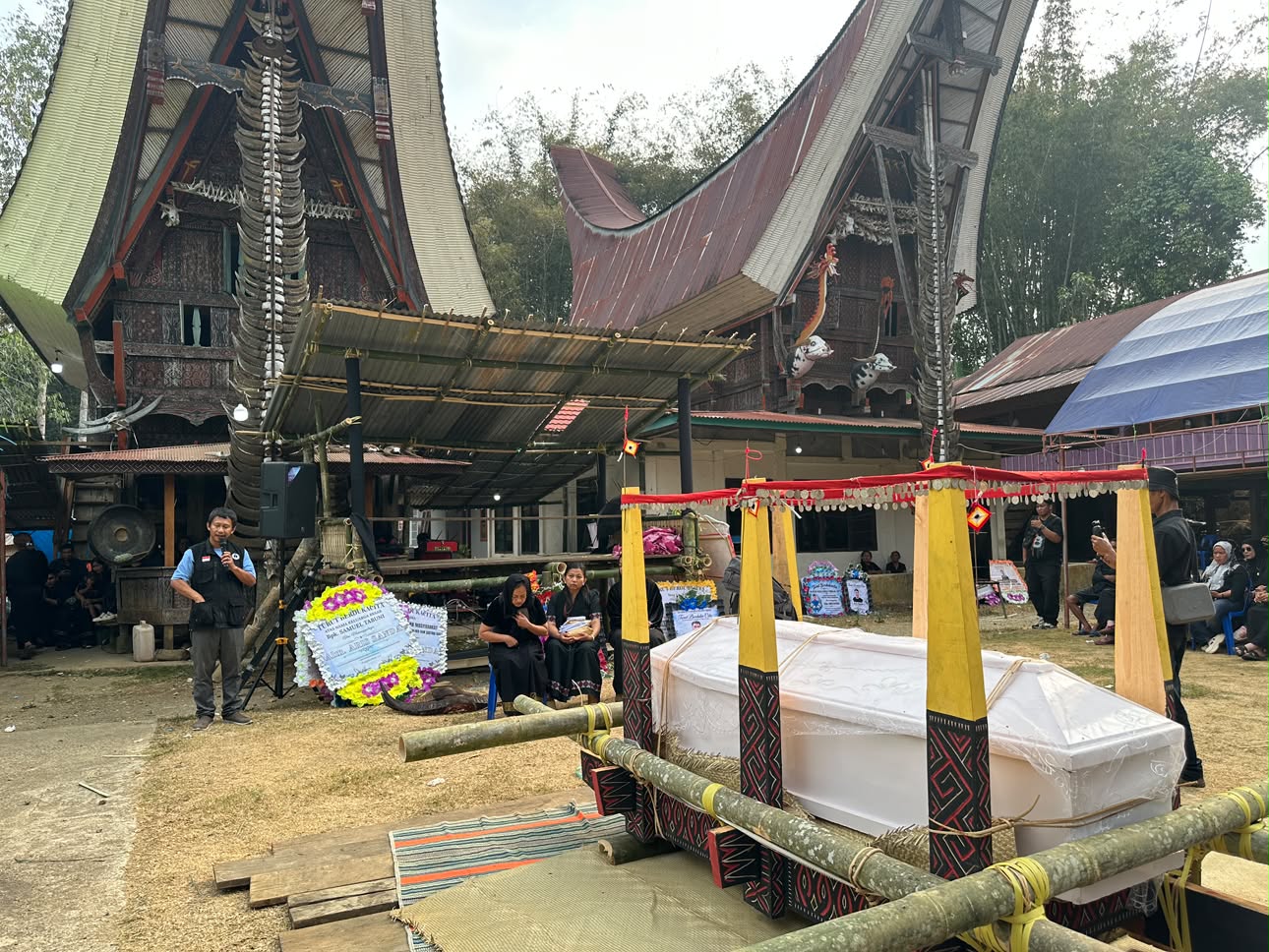 CCGT Hadir dan Serahkan Bantuan di Ibadah Pemakaman Almarhum Aris Sanda