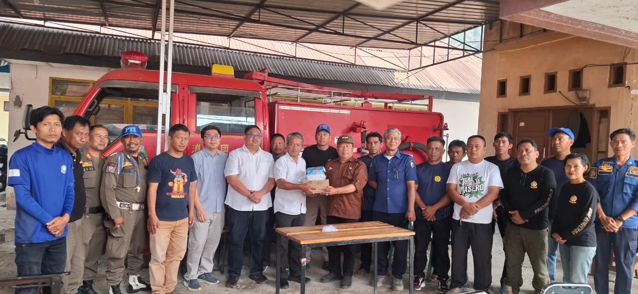 Terdampak Asap Karhutla, YKGT-RS Elim Serahkan Vitamin dan Obat Tetes Mata kepada Tim Damkar Tana Toraja
